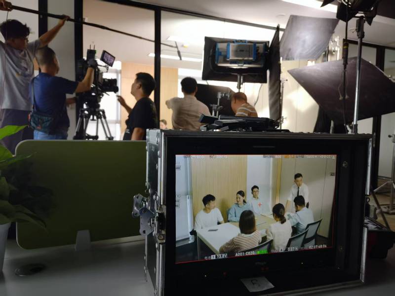南明区TVC拍摄公司：科技产品视觉化大师，诠释未来感与功能美学