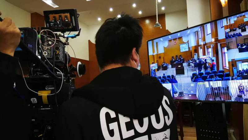 AI生成VS人工创意——南明区广告片拍摄公司的技术浪漫主义实践